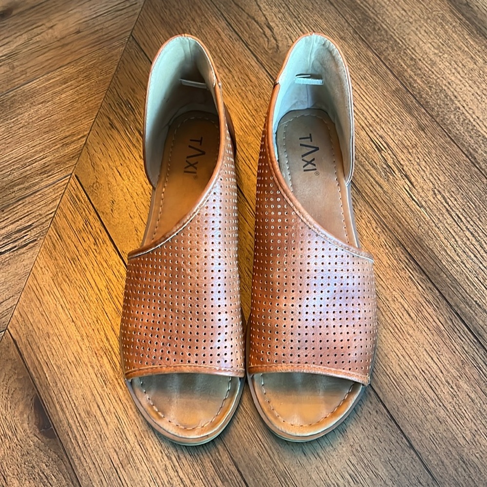 TAXI Women's Tan Sandals